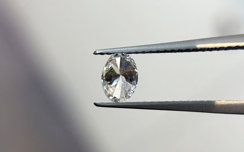2 carat oval lab grown diamond​ backside